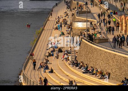 Rheinpromenade, Rheinboulevard, Deutz-Ufer, Menschen, die in der Frühlingssonne am Rhein sitzen, Köln NRW, Deutschland, Stockfoto