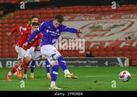 Barnsley, Großbritannien. 25. April 2023. Nathan Broadhead #33 of Ipswich Town verpasst seinen Elfmeter beim Sky Bet League 1-Spiel Barnsley vs Ipswich Town in Oakwell, Barnsley, Großbritannien, 25. April 2023 (Foto von Alfie Cosgrove/News Images) in Barnsley, Großbritannien, am 4./25. April 2023. (Foto: Alfie Cosgrove/News Images/Sipa USA) Kredit: SIPA USA/Alamy Live News Stockfoto