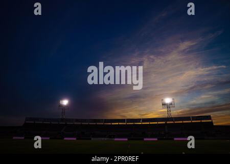 Lampen, Leuchten und LED-Lampen bei Sonnenuntergang im Fußballstadion Hermosillo Sonora von Hereo de Nacozari. Austragungsort des mexikanischen Fußballspiels Cimarrones de Sonora der Expancion mx League, Ascenso Liga MX-Turnier am 18. April 2023. Allgemeiner Blick auf das Stadion. (© Photo by Luis Gutiérrez /Norte Photo) Lampares, luminarias y Luces LED al atardecer en el estadio de futbol Hereo de Nacozari Hermosillo Sonora. Casa de los Cimarrones de Sonora futbol mexicano de la Liga Expancion mx , Liga Ascenso Liga MX torneo 18 Abril 2023.Vista genetal de Estadio. (© Photo by Luis Gutiérrez /Norte Photo) Stockfoto