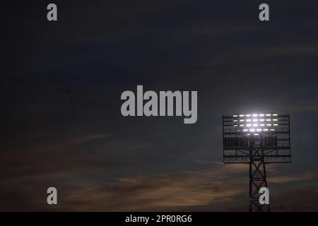 Lampen, Leuchten und LED-Lampen bei Sonnenuntergang im Fußballstadion Hermosillo Sonora von Hereo de Nacozari. Austragungsort des mexikanischen Fußballspiels Cimarrones de Sonora der Expancion mx League, Ascenso Liga MX-Turnier am 18. April 2023. Allgemeiner Blick auf das Stadion. (© Photo by Luis Gutiérrez /Norte Photo) Lampares, luminarias y Luces LED al atardecer en el estadio de futbol Hereo de Nacozari Hermosillo Sonora. Casa de los Cimarrones de Sonora futbol mexicano de la Liga Expancion mx , Liga Ascenso Liga MX torneo 18 Abril 2023.Vista genetal de Estadio. (© Photo by Luis Gutiérrez /Norte Photo) Stockfoto