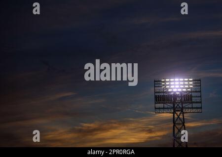 Lampen, Leuchten und LED-Lampen bei Sonnenuntergang im Fußballstadion Hermosillo Sonora von Hereo de Nacozari. Austragungsort des mexikanischen Fußballspiels Cimarrones de Sonora der Expancion mx League, Ascenso Liga MX-Turnier am 18. April 2023. Allgemeiner Blick auf das Stadion. (© Photo by Luis Gutiérrez /Norte Photo) Lampares, luminarias y Luces LED al atardecer en el estadio de futbol Hereo de Nacozari Hermosillo Sonora. Casa de los Cimarrones de Sonora futbol mexicano de la Liga Expancion mx , Liga Ascenso Liga MX torneo 18 Abril 2023.Vista genetal de Estadio. (© Photo by Luis Gutiérrez /Norte Photo) Stockfoto