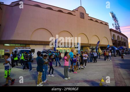 Lampen, Leuchten und LED-Lampen bei Sonnenuntergang im Fußballstadion Hermosillo Sonora von Hereo de Nacozari. Austragungsort des mexikanischen Fußballspiels Cimarrones de Sonora der Expancion mx League, Ascenso Liga MX-Turnier am 18. April 2023. Allgemeiner Blick auf das Stadion. (© Photo by Luis Gutiérrez /Norte Photo) Lampares, luminarias y Luces LED al atardecer en el estadio de futbol Hereo de Nacozari Hermosillo Sonora. Casa de los Cimarrones de Sonora futbol mexicano de la Liga Expancion mx , Liga Ascenso Liga MX torneo 18 Abril 2023.Vista genetal de Estadio. (© Photo by Luis Gutiérrez /Norte Photo) Stockfoto