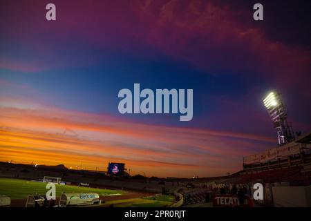 Lampen, Leuchten und LED-Lampen bei Sonnenuntergang im Fußballstadion Hermosillo Sonora von Hereo de Nacozari. Austragungsort des mexikanischen Fußballspiels Cimarrones de Sonora der Expancion mx League, Ascenso Liga MX-Turnier am 18. April 2023. Allgemeiner Blick auf das Stadion. (© Photo by Luis Gutiérrez /Norte Photo) Lampares, luminarias y Luces LED al atardecer en el estadio de futbol Hereo de Nacozari Hermosillo Sonora. Casa de los Cimarrones de Sonora futbol mexicano de la Liga Expancion mx , Liga Ascenso Liga MX torneo 18 Abril 2023.Vista genetal de Estadio. (© Photo by Luis Gutiérrez /Norte Photo) Stockfoto