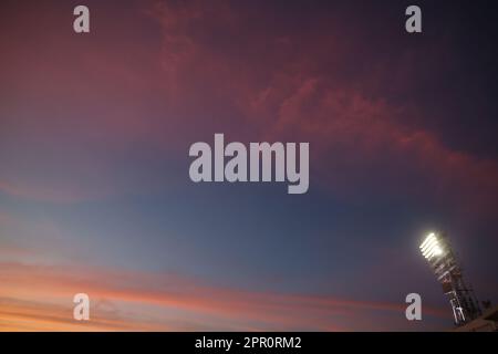 Lampen, Leuchten und LED-Lampen bei Sonnenuntergang im Fußballstadion Hermosillo Sonora von Hereo de Nacozari. Austragungsort des mexikanischen Fußballspiels Cimarrones de Sonora der Expancion mx League, Ascenso Liga MX-Turnier am 18. April 2023. Allgemeiner Blick auf das Stadion. (© Photo by Luis Gutiérrez /Norte Photo) Lampares, luminarias y Luces LED al atardecer en el estadio de futbol Hereo de Nacozari Hermosillo Sonora. Casa de los Cimarrones de Sonora futbol mexicano de la Liga Expancion mx , Liga Ascenso Liga MX torneo 18 Abril 2023.Vista genetal de Estadio. (© Photo by Luis Gutiérrez /Norte Photo) Stockfoto