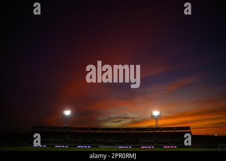 Lampen, Leuchten und LED-Lampen bei Sonnenuntergang im Fußballstadion Hermosillo Sonora von Hereo de Nacozari. Austragungsort des mexikanischen Fußballspiels Cimarrones de Sonora der Expancion mx League, Ascenso Liga MX-Turnier am 18. April 2023. Allgemeiner Blick auf das Stadion. (© Photo by Luis Gutiérrez /Norte Photo) Lampares, luminarias y Luces LED al atardecer en el estadio de futbol Hereo de Nacozari Hermosillo Sonora. Casa de los Cimarrones de Sonora futbol mexicano de la Liga Expancion mx , Liga Ascenso Liga MX torneo 18 Abril 2023.Vista genetal de Estadio. (© Photo by Luis Gutiérrez /Norte Photo) Stockfoto