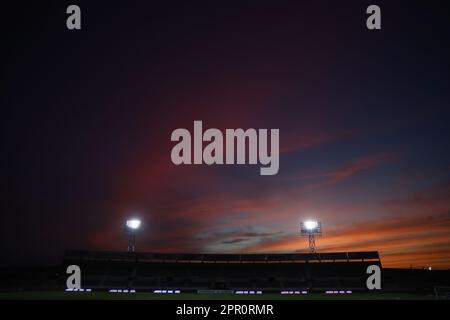 Lampen, Leuchten und LED-Lampen bei Sonnenuntergang im Fußballstadion Hermosillo Sonora von Hereo de Nacozari. Austragungsort des mexikanischen Fußballspiels Cimarrones de Sonora der Expancion mx League, Ascenso Liga MX-Turnier am 18. April 2023. Allgemeiner Blick auf das Stadion. (© Photo by Luis Gutiérrez /Norte Photo) Lampares, luminarias y Luces LED al atardecer en el estadio de futbol Hereo de Nacozari Hermosillo Sonora. Casa de los Cimarrones de Sonora futbol mexicano de la Liga Expancion mx , Liga Ascenso Liga MX torneo 18 Abril 2023.Vista genetal de Estadio. (© Photo by Luis Gutiérrez /Norte Photo) Stockfoto