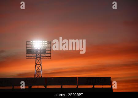 Lampen, Leuchten und LED-Lampen bei Sonnenuntergang im Fußballstadion Hermosillo Sonora von Hereo de Nacozari. Austragungsort des mexikanischen Fußballspiels Cimarrones de Sonora der Expancion mx League, Ascenso Liga MX-Turnier am 18. April 2023. Allgemeiner Blick auf das Stadion. (© Photo by Luis Gutiérrez /Norte Photo) Lampares, luminarias y Luces LED al atardecer en el estadio de futbol Hereo de Nacozari Hermosillo Sonora. Casa de los Cimarrones de Sonora futbol mexicano de la Liga Expancion mx , Liga Ascenso Liga MX torneo 18 Abril 2023.Vista genetal de Estadio. (© Photo by Luis Gutiérrez /Norte Photo) Stockfoto