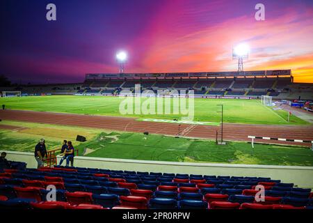 Lampen, Leuchten und LED-Lampen bei Sonnenuntergang im Fußballstadion Hermosillo Sonora von Hereo de Nacozari. Austragungsort des mexikanischen Fußballspiels Cimarrones de Sonora der Expancion mx League, Ascenso Liga MX-Turnier am 18. April 2023. Allgemeiner Blick auf das Stadion. (© Photo by Luis Gutiérrez /Norte Photo) Lampares, luminarias y Luces LED al atardecer en el estadio de futbol Hereo de Nacozari Hermosillo Sonora. Casa de los Cimarrones de Sonora futbol mexicano de la Liga Expancion mx , Liga Ascenso Liga MX torneo 18 Abril 2023.Vista genetal de Estadio. (© Photo by Luis Gutiérrez /Norte Photo) Stockfoto