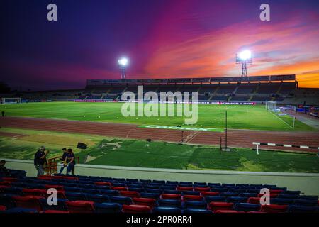 Lampen, Leuchten und LED-Lampen bei Sonnenuntergang im Fußballstadion Hermosillo Sonora von Hereo de Nacozari. Austragungsort des mexikanischen Fußballspiels Cimarrones de Sonora der Expancion mx League, Ascenso Liga MX-Turnier am 18. April 2023. Allgemeiner Blick auf das Stadion. (© Photo by Luis Gutiérrez /Norte Photo) Lampares, luminarias y Luces LED al atardecer en el estadio de futbol Hereo de Nacozari Hermosillo Sonora. Casa de los Cimarrones de Sonora futbol mexicano de la Liga Expancion mx , Liga Ascenso Liga MX torneo 18 Abril 2023.Vista genetal de Estadio. (© Photo by Luis Gutiérrez /Norte Photo) Stockfoto