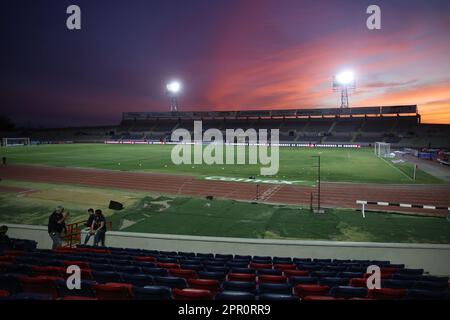 Lampen, Leuchten und LED-Lampen bei Sonnenuntergang im Fußballstadion Hermosillo Sonora von Hereo de Nacozari. Austragungsort des mexikanischen Fußballspiels Cimarrones de Sonora der Expancion mx League, Ascenso Liga MX-Turnier am 18. April 2023. Allgemeiner Blick auf das Stadion. (© Photo by Luis Gutiérrez /Norte Photo) Lampares, luminarias y Luces LED al atardecer en el estadio de futbol Hereo de Nacozari Hermosillo Sonora. Casa de los Cimarrones de Sonora futbol mexicano de la Liga Expancion mx , Liga Ascenso Liga MX torneo 18 Abril 2023.Vista genetal de Estadio. (© Photo by Luis Gutiérrez /Norte Photo) Stockfoto