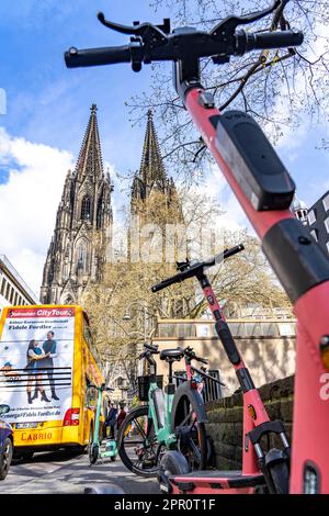 Elektrische Roller, E-Roller sind in großen Mengen geparkt, an der Straße Burgmauer, vor dem Kölner Dom, legaler Parkplatz, teilweise ausgewiesen Stockfoto