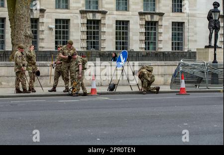 London, Großbritannien. 25. April 2023. Britische Soldaten in Whitehall markieren den Weg zur Krönung Stockfoto