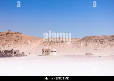 Gebäude im Nationalpark Ras Mohamed. RAS Muhammad in Ägypten am südlichen Ende der Halbinsel Sinai. Das leere Bauwerk in der Wüste. Stockfoto