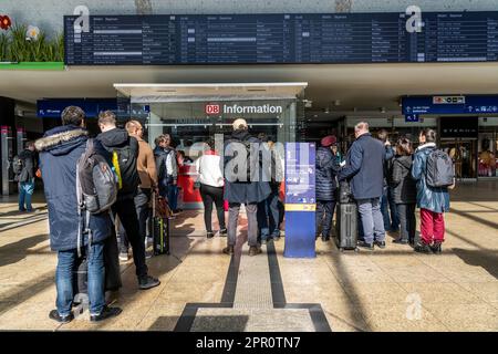 Informationsstand für Reisende, Infocenter, Information, im Hauptbahnhof Köln, NRW, Deutschland, Stockfoto