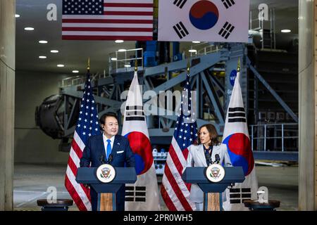 Greenbelt, Usa. 25. April 2023. US-Vizepräsident Kamala Harris (R) und südkoreanischer Präsident Yoon Suk Yeol (L) sprechen nach einer Rundfahrt durch das Goddard Space Center der NASA in Greenbelt, Maryland, USA, am 25. April 2023. Yoon ist am ersten Tag eines dreitägigen Besuchs in DC, wo er das Weiße Haus besuchen und eine gemeinsame Kongresssitzung halten soll. Kredit: Abaca Press/Alamy Live News Stockfoto