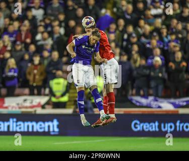 Liam Kitching #5 25. von Barnsley und Wes Burns #7 von Ipswich Town kämpfen um den Ball während des Spiels Barnsley vs Ipswich Town in Oakwell, Barnsley, Großbritannien, 1. April 2023 (Foto von Mark Cosgrove/News Images) Stockfoto