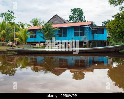 Puerto Miguel, Peru - April 2022: Kleines Dorf im Dschungel der Wunder. Tropische Regenwälder. Amazonien. Lateinamerika. Stockfoto