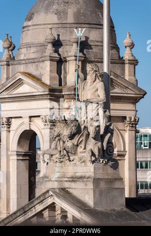 Nahaufnahme einer Statue auf dem Guildhall im Stadtzentrum von Portsmouth. Vielleicht hat Neptun einen Dreizack in der Hand. April 2023 Stockfoto