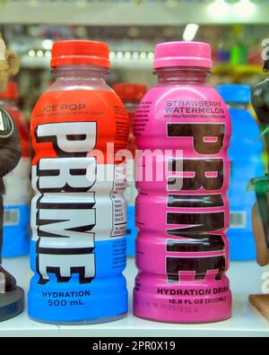 Prime Hydration Energy Drink von Logan Paul & KSI Drink Flavors Strawberry Watermelon und Ice Pop Stockfoto