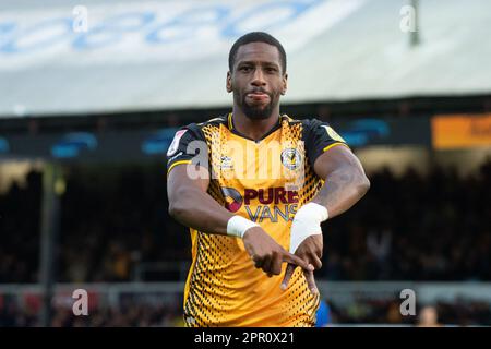 Newport, Großbritannien. 25. April 2023. Omar Bogle aus dem Bezirk Newport feiert, nachdem er sein Team 1. Tor erzielt hat. EFL Football League Two Match, Newport County gegen Harrogate Town bei Rodney Parade in Newport, Wales am Dienstag, den 25. April 2023 . Dieses Bild darf nur zu redaktionellen Zwecken verwendet werden. Nur redaktionelle Verwendung, Lizenz für kommerzielle Verwendung erforderlich. Bild nach Kredit: Andrew Orchard Sportfotografie/Alamy Live News Stockfoto