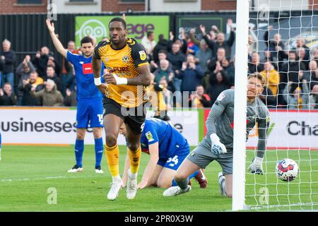 Newport, Großbritannien. 25. April 2023. Omar Bogle aus dem Bezirk Newport (9) feiert, nachdem er sein Team 1. Tor erzielt hat. EFL Football League Two Match, Newport County gegen Harrogate Town bei Rodney Parade in Newport, Wales am Dienstag, den 25. April 2023 . Dieses Bild darf nur zu redaktionellen Zwecken verwendet werden. Nur redaktionelle Verwendung, Lizenz für kommerzielle Verwendung erforderlich. Bild nach Kredit: Andrew Orchard Sportfotografie/Alamy Live News Stockfoto