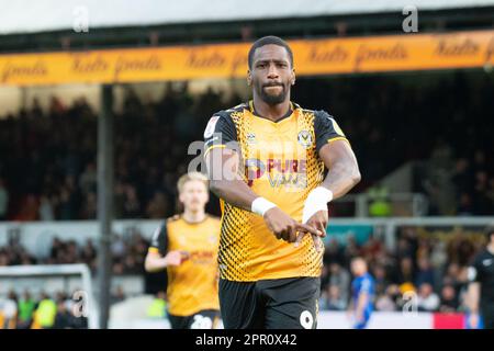 Newport, Großbritannien. 25. April 2023. Omar Bogle aus dem Bezirk Newport feiert, nachdem er sein Team 1. Tor erzielt hat. EFL Football League Two Match, Newport County gegen Harrogate Town bei Rodney Parade in Newport, Wales am Dienstag, den 25. April 2023 . Dieses Bild darf nur zu redaktionellen Zwecken verwendet werden. Nur redaktionelle Verwendung, Lizenz für kommerzielle Verwendung erforderlich. Bild nach Kredit: Andrew Orchard Sportfotografie/Alamy Live News Stockfoto