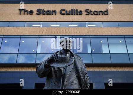 25. April 2023; Molineux Stadium, Wolverhampton, West Midlands, England; Premier League Football, Wolverhampton Wanderers gegen Crystal Palace; Statue von Stan Cullis vor der Tribüne, die seinen Namen trägt Stockfoto