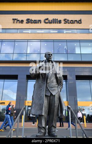 25. April 2023; Molineux Stadium, Wolverhampton, West Midlands, England; Premier League Football, Wolverhampton Wanderers gegen Crystal Palace; Statue von Stan Cullis vor der Tribüne, die seinen Namen trägt Stockfoto