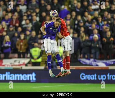 Barnsley, Großbritannien. 25. April 2023. Liam Kitching #5 von Barnsley und Wes Burns #7 von Ipswich Town kämpfen um den Ball während des Spiels Barnsley vs Ipswich Town in Oakwell, Barnsley, Großbritannien, 25. April 2023 2023 (Foto von Mark Cosgrove/News Images) in Barnsley, Großbritannien, 1 4. April 25. (Foto: Mark Cosgrove/News Images/Sipa USA) Guthaben: SIPA USA/Alamy Live News Stockfoto