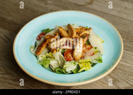 Caesar-Salat mit gegrillten Hähnchenstreifen Stockfoto