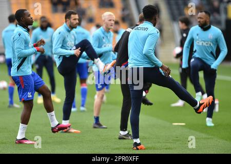 25. April 2023; Molineux Stadium, Wolverhampton, West Midlands, England; Premier League Football, Wolverhampton Wanderers gegen Crystal Palace; Palace-Spieler dehnen sich während des Warm-up vor dem Spiel Stockfoto
