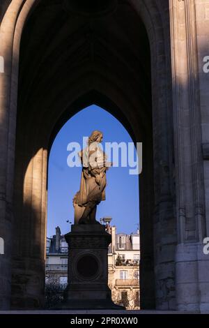 Turm Saint-Jacques in Paris mit einer Statue von Nicolas Flamel, Frankreich Stockfoto