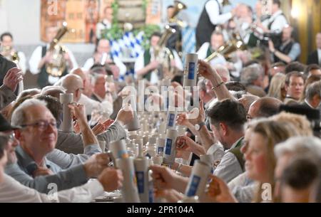 München, Deutschland. 25. April 2023. Die Gäste feiern das Anzapfen des Maibock im Hofbräuhaus. Kredit: Felix Hörhager/dpa/Alamy Live News Stockfoto