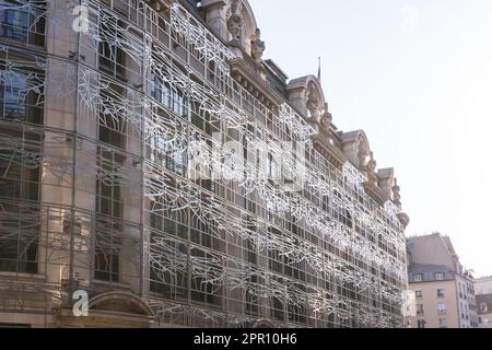 Fassade des Ministere De La Culture mit geformtem Gitter in Paris, Frankreich Stockfoto