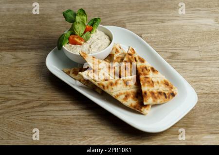 Fetakäse-Dip mit Dill und griechischem Pita-Brot Stockfoto