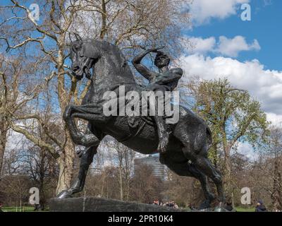 „Physical Energy“, eine bronzene Reiterstatue des englischen Künstlers George Frederic Watts.in Kensington Gardens, London, UK. Stockfoto