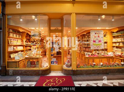 Auftakt zum alten traditionellen gelben Jahrgang La CURE Gourmande Süßwarenladen Schokolade in der Jouffroy Passage. Paris. Frankreich. Stockfoto