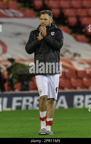 Barnsley, Großbritannien. 25. April 2023. James Norwood #9 von Barnsley applaudiert den Heimfans beim Sky Bet League 1-Spiel Barnsley vs Ipswich Town in Oakwell, Barnsley, Großbritannien, 25. April 2023 (Foto von Mark Cosgrove/News Images) in Barnsley, Großbritannien, am 4./25. April 2023. (Foto: Mark Cosgrove/News Images/Sipa USA) Guthaben: SIPA USA/Alamy Live News Stockfoto