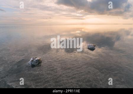 Sonnenuntergang auf Salt Lake Elton, minimalistische Landschaft Stockfoto