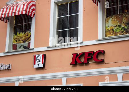 Moskau, Russland. 25. April 2023. Ein KFC-Logo ist in Moskau zu sehen. Das erste Restaurant unter der neuen Marke Rostic's eröffnete in Moskau an dem Ort, an dem KFC zuvor den Betrieb in Russland eingestellt hatte. Im Juli 2022 berichteten die Medien, dass Yum! Brands, Eigentümer von KFC und Pizza Hut in Russland, stellte seine Aktivitäten im Land ein und übertrug das Eigentum an einen lokalen Betreiber. Vor kurzem wurde bekannt gegeben, dass die ehemaligen KFC-Betriebe in Russland nun unter der Marke Rostic operieren werden. Kredit: SOPA Images Limited/Alamy Live News Stockfoto