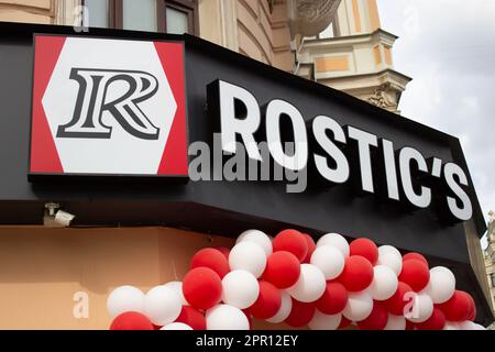 Moskau, Russland. 25. April 2023. Im Zentrum von Moskau ist ein Rostic's Logo zu sehen. Das erste Restaurant unter der neuen Marke Rostic's eröffnete in Moskau an dem Ort, an dem KFC zuvor den Betrieb in Russland eingestellt hatte. Im Juli 2022 berichteten die Medien, dass Yum! Brands, Eigentümer von KFC und Pizza Hut in Russland, stellte seine Aktivitäten im Land ein und übertrug das Eigentum an einen lokalen Betreiber. Vor kurzem wurde bekannt gegeben, dass die ehemaligen KFC-Betriebe in Russland nun unter der Marke Rostic operieren werden. (Foto: Vlad Karkov/SOPA Images/Sipa USA) Guthaben: SIPA USA/Alamy Live News Stockfoto