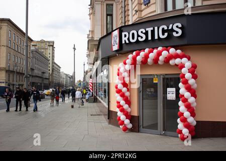 Moskau, Russland. 25. April 2023. Ein Rostic's Restaurant ist im Zentrum von Moskau zu sehen. Das erste Restaurant unter der neuen Marke Rostic's eröffnete in Moskau an dem Ort, an dem KFC zuvor den Betrieb in Russland eingestellt hatte. Im Juli 2022 berichteten die Medien, dass Yum! Brands, Eigentümer von KFC und Pizza Hut in Russland, stellte seine Aktivitäten im Land ein und übertrug das Eigentum an einen lokalen Betreiber. Vor kurzem wurde bekannt gegeben, dass die ehemaligen KFC-Betriebe in Russland nun unter der Marke Rostic operieren werden. (Foto: Vlad Karkov/SOPA Images/Sipa USA) Guthaben: SIPA USA/Alamy Live News Stockfoto