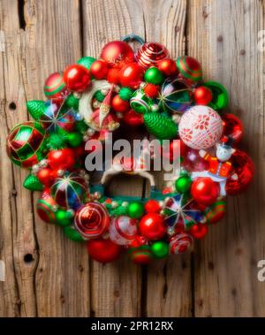 Weihnachtskranz Der Kindheit Auf Verwitterter Holzwand Stillleben Stockfoto