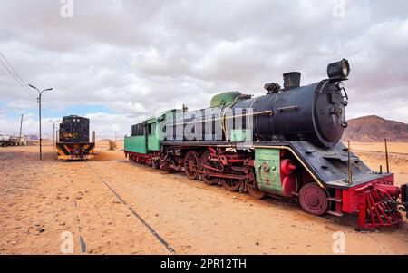 Alte, ungenutzte Dampf- und Diesellokomotiven am Bahnhof Wadi Rum, Sandwüste in der Nähe Stockfoto