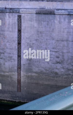 Metallskala zur Messung der Tiefe der seine, Paris, Frankreich Stockfoto