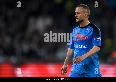 Turin, Italien. 23. April 2023 Stanislav Lobotka von SSC Napoli schaut während des Fußballspiels der Serie A zwischen dem FC Juventus und SSC Napoli. Kredit: Nicolò Campo/Alamy Live News Stockfoto