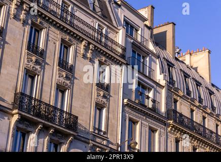 Traditionelle Gebäudefassade an der Straße im historischen Zentrum von Paris, Frankreich Stockfoto