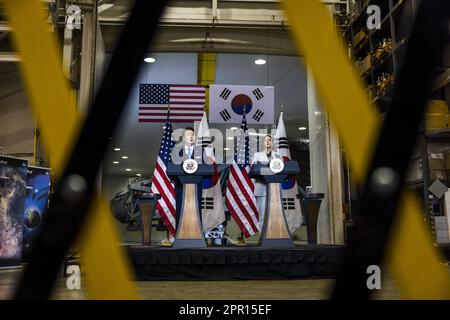 Greenbelt, Usa. 25. April 2023. US-Vizepräsident Kamala Harris (R) und südkoreanischer Präsident Yoon Suk Yeol (L) sprechen nach einer Rundfahrt durch das Goddard Space Center der NASA in Greenbelt, Maryland, am Dienstag, den 25. April 2023. Yoon ist am ersten Tag eines dreitägigen Besuchs in DC, wo er das Weiße Haus besuchen und eine gemeinsame Kongresssitzung halten soll. Foto: Jim Lo Scalzo/UPI Credit: UPI/Alamy Live News Stockfoto