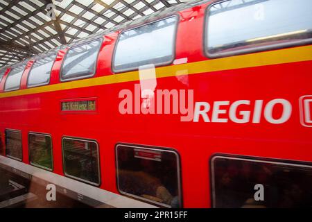 05-30-2016 Köln Deutschland Der regionale Doppeldecker trainon Germant - von brifgt Red color. Am Zugschild Koblenz (ca. 118 km entfernt) Stockfoto