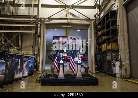 Greenbelt, Usa. 25. April 2023. US-Vizepräsident Kamala Harris (R) und südkoreanischer Präsident Yoon Suk Yeol (L) sprechen nach einer Rundfahrt durch das Goddard Space Center der NASA in Greenbelt, Maryland, am Dienstag, den 25. April 2023. Yoon ist am ersten Tag eines dreitägigen Besuchs in DC, wo er das Weiße Haus besuchen und eine gemeinsame Kongresssitzung halten soll. Foto: Jim Lo Scalzo/UPI Credit: UPI/Alamy Live News Stockfoto